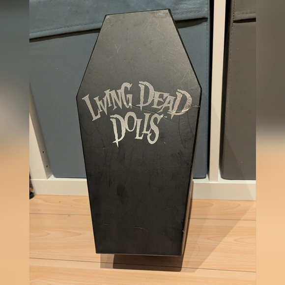 Living Dead Doll - Red Riding Hood - Picture 3 of 8